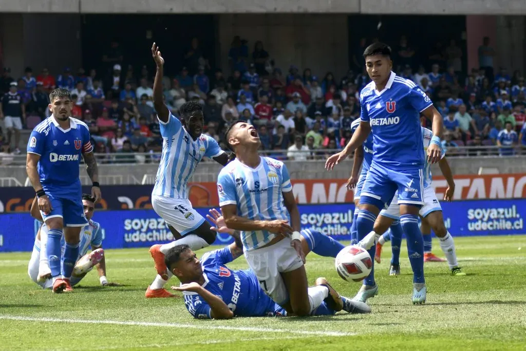 Una de las jugadas polémicas la última vez que Flores chocó ante Universidad de Chile. Foto: Alejandro Pizarro/Photosport