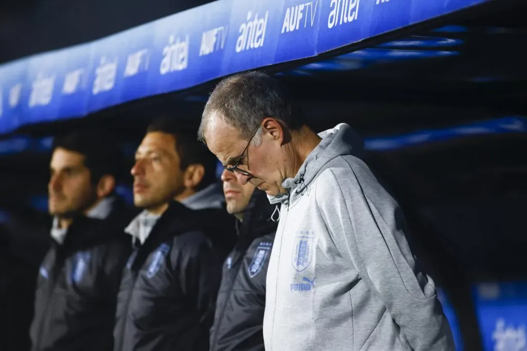 Marcelo Bielsa tiene su estreno en la banca de Uruguay con un prometedor primer tiempo, donde ya han marcado dos goles. Foto: Getty Images