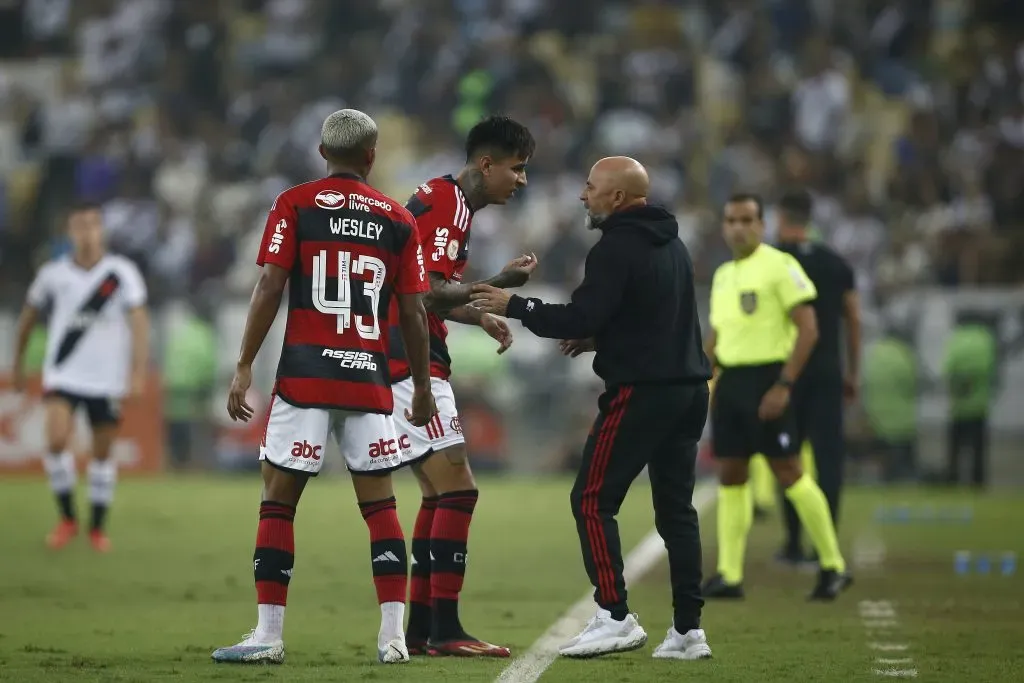 Erick Pulgar se ha erigido como una pieza clave en el Flamengo bajo la dirección técnica de Jorge Sampaoli. (Wagner Meier/Getty Images).