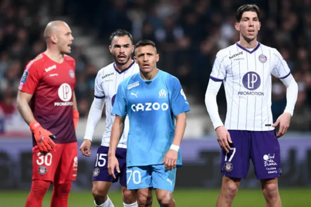 Gabriel Suazo y Stijn Spierings en el duelo del Toulouse ante el Olympique de Marsella. (Getty Images).