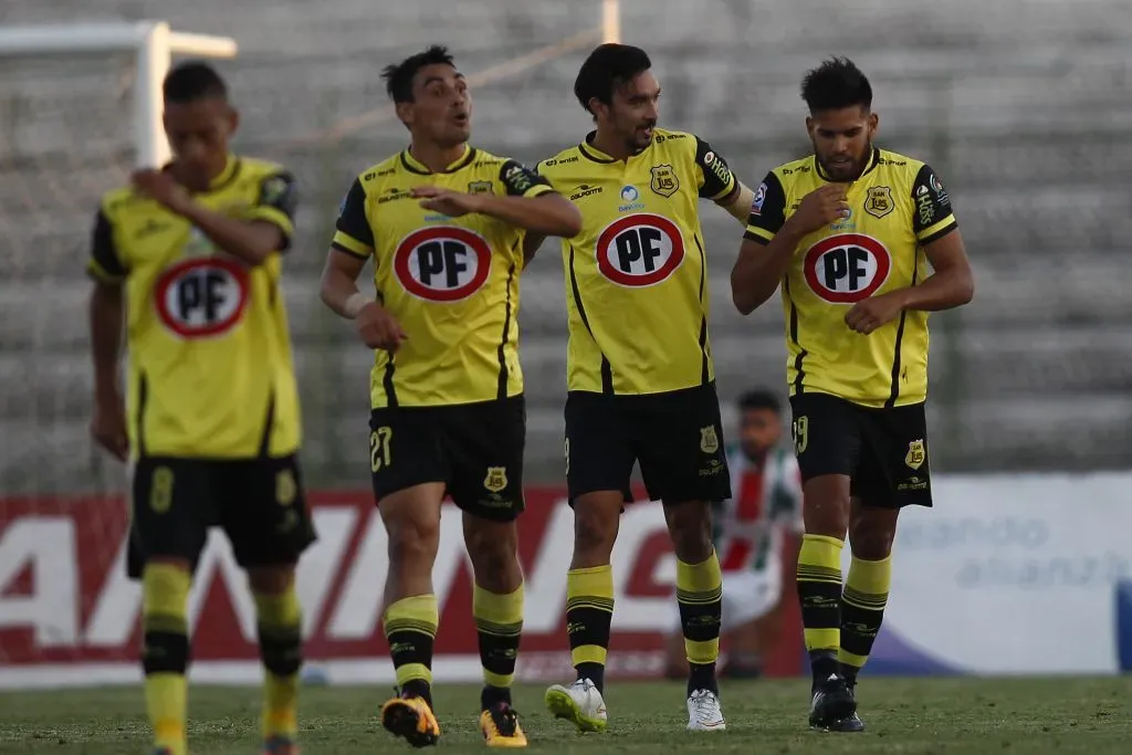 Pablo Magnin (29, el de más a la derecha) festeja el único gol que marcó en San Luis de Quillota: fue en un empate 2-2 frente a Palestino en marzo de 2016. (Marcelo Hernández/Photosport).