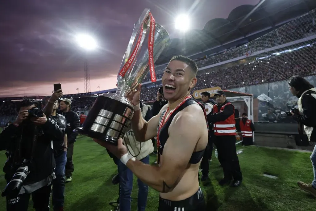 El Torta Opazo celebra el título 33 de Colo Colo en Campeonatos Nacionales. Luego de ese torneo, emigró a Racing Club como agente libre. (José Alvújar/Photosport).