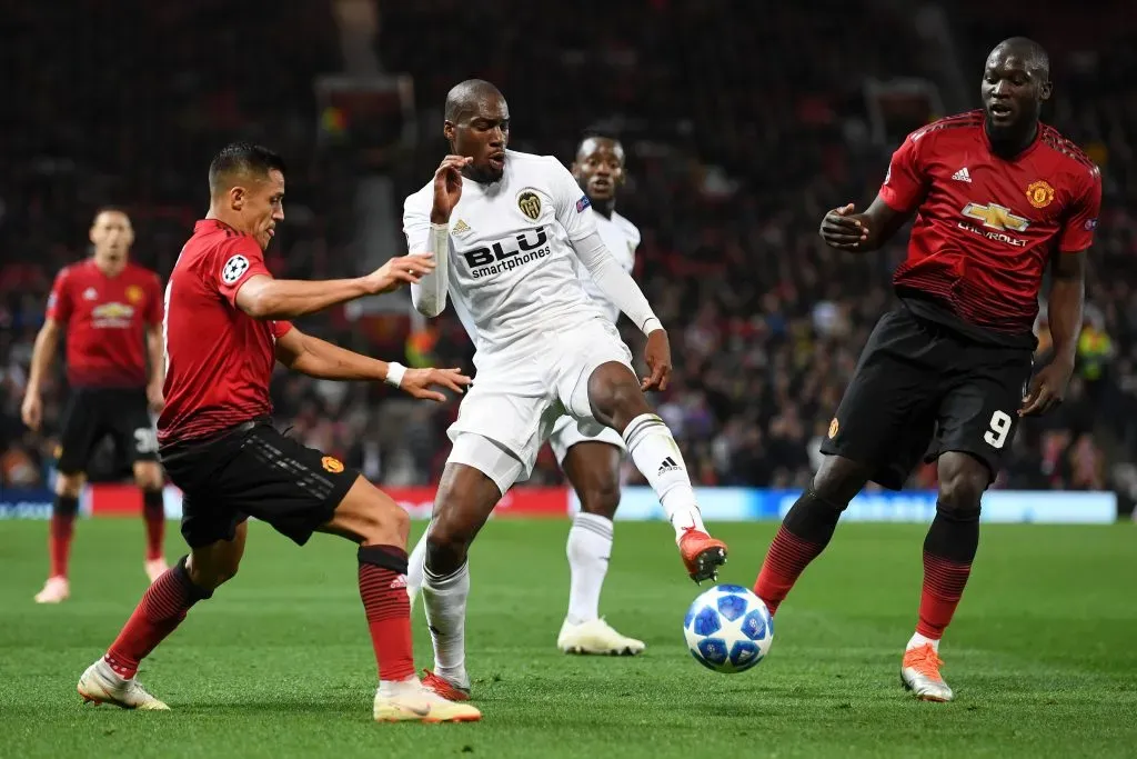 Alexis Sánchez intenta quitarle el balón a Geoffrey Kondogbia, el primer fichaje del Olympique Marsella para esta temporada . (Michael Regan/Getty Images).