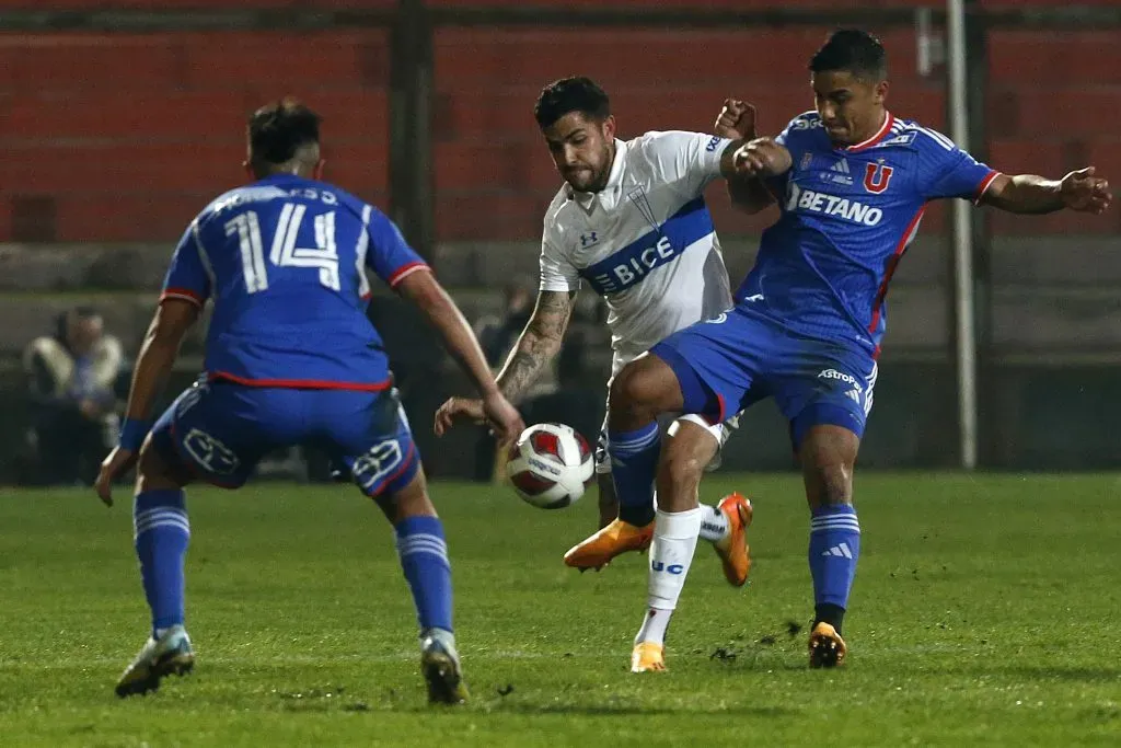 Morales sigue siendo titular por la izquierda en la U. Foto: Javier Salvo/Photosport