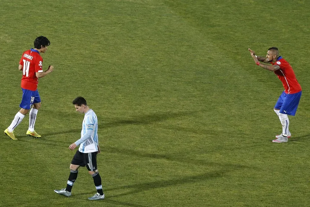 Matías Fernández y Arturo Vidal celebran el golazo que el “14” le anotó a Argentina en la tanda de penales de la final de la Copa América 2015.  (Paul Plaza/Photosport).