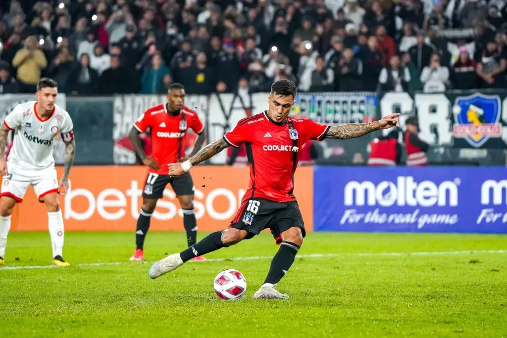 El momento del tiro penal que Darío Lezcano cambió por gol en el triunfo de Colo Colo ante Unión La Calera. (Guille Salazar/RedGol).