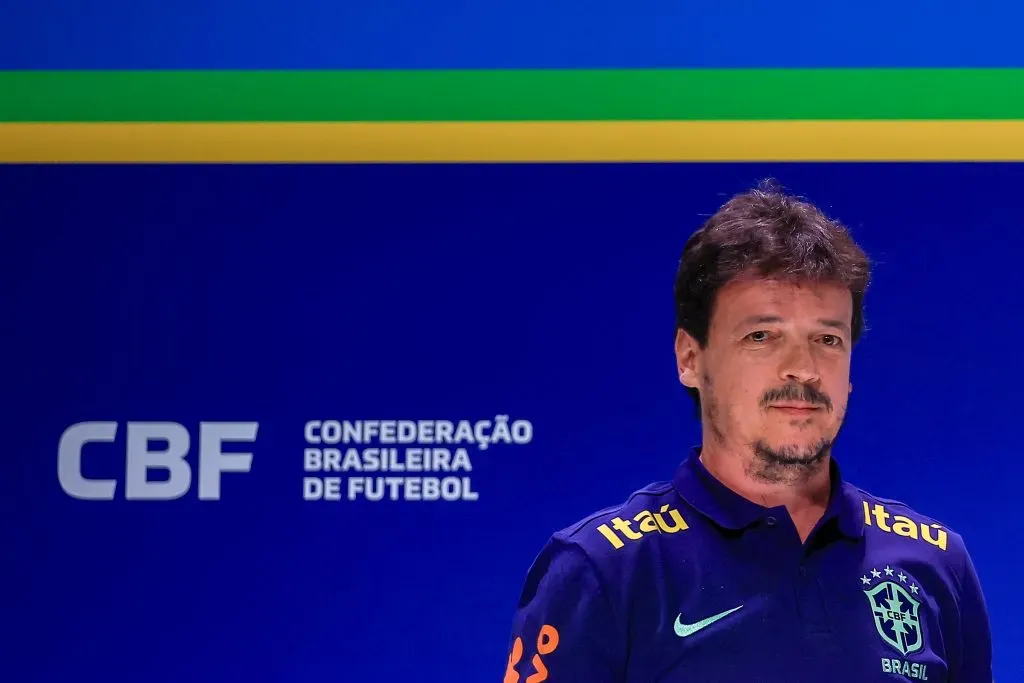 Fernando Diniz, el DT interino de Brasil hasta el arribo de Carlo Ancelotti. (Buda Mendes/Getty Images).