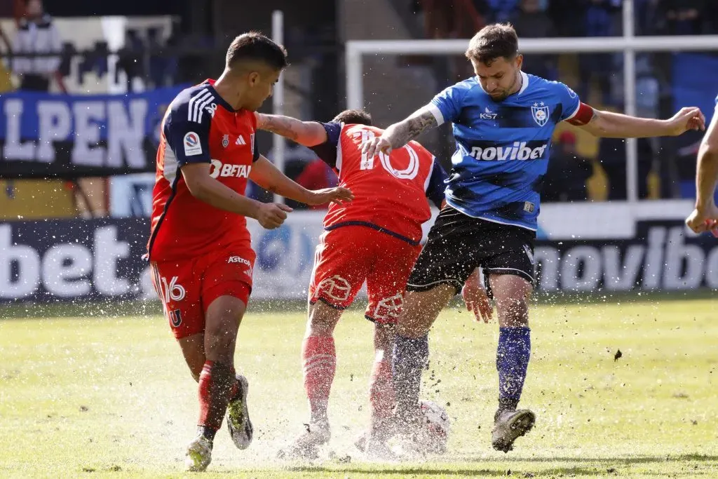 El barro no fue el mejor aliado para el duelo entre Universidad de Chile y Huachipato | Photosport