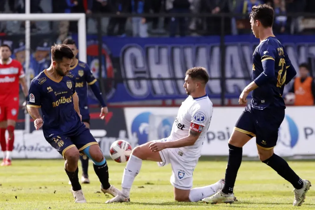 Carlos Villanueva, uno de los veteranos que se ganó las felicitaciones de Mario Salas. Ingresó en los 66′ de la victoria ante O’Higgins en lugar de Julián Alfaro. (Marco Vásquez/Photosport).