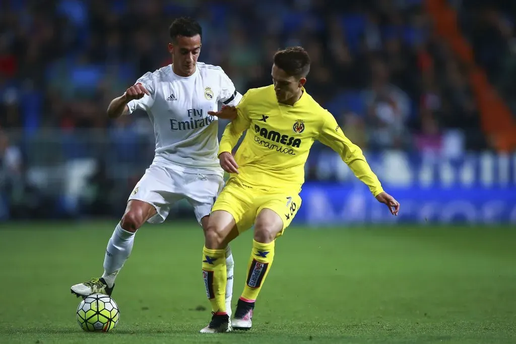 Denis Suárez en su primer ciclo por el Villarreal: disputa el balón con Dani Carvajal, lateral derecho que sigue en el Real Madrid. (Gonzalo Arroyo Moreno/Getty Images).