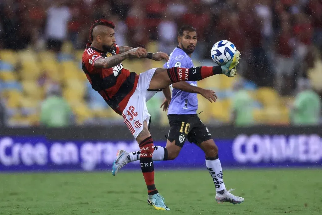Arturo Vidal en acción por Flamengo ante Independiente del Valle en la Recopa Sudamericana. (Buda Mendes/Getty Images).