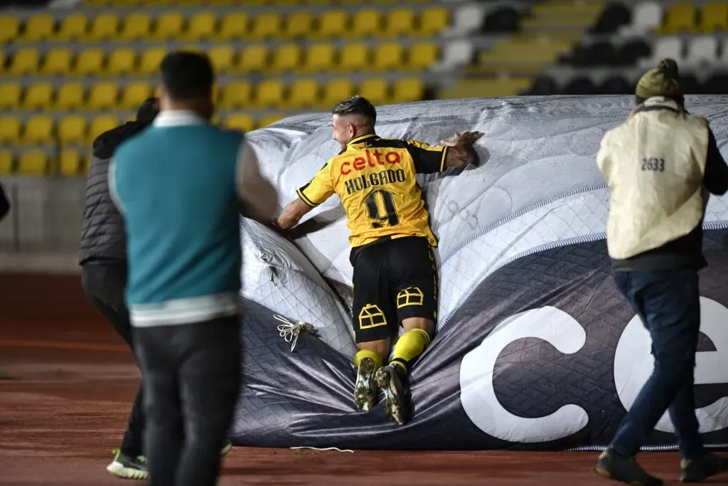 Holgado festeja su gol en el colchón del estadio. Foto: Alejandro Pizarro Ubilla/Photosport