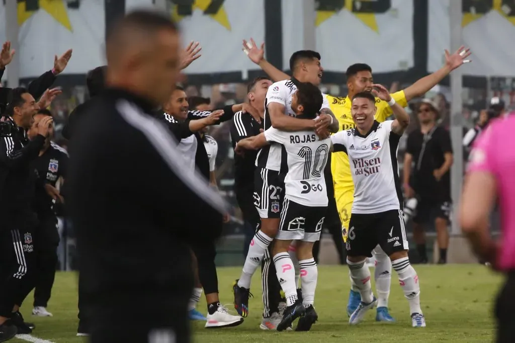 Marco Rojas celebra con Esteban Pavez el único gol que anotó en Colo Colo. (Jonnathan Oyarzún/Photosport).