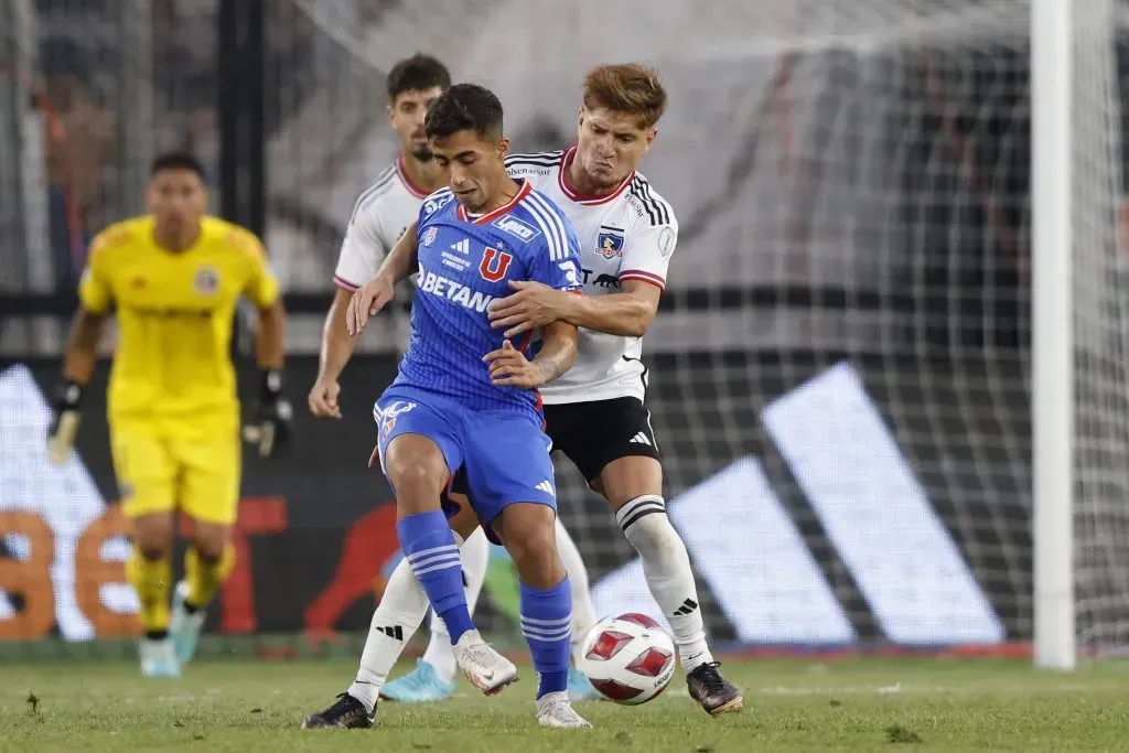 Leonardo Gil batalla por una pelota con Lucas Assadi. (Felipe Zanca/Photosport).