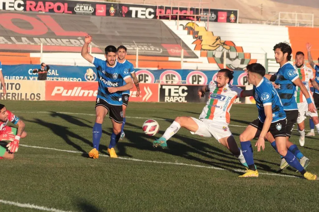 Julio Castro marcó dos goles para que Cobresal venciera a Huachipato y se ubique como puntero del fútbol chileno. | Foto: Photosport