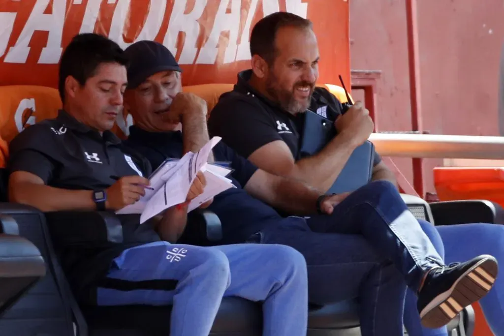 Rodrigo Valenzuela será el encargado de tomar el fierro caliente tras la salida de Ariel Holan en la UC (Photosport)