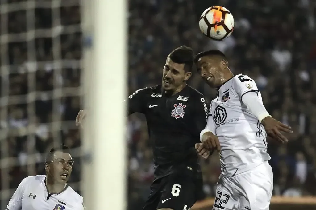 Danilo Avelar lucha una pelota aérea con Lucas Barrios en la llave entre Colo Colo y Corinthians por los octavos de final de la Copa Libertadores 2018. (Felipe Zanca/Photosport).
