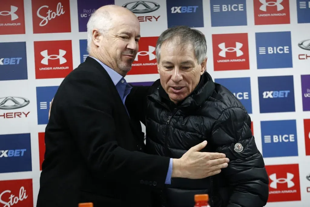 Juan Tagle y Ariel Holan en la despedida del DT argentino.  (Javier Salvo/Photosport).