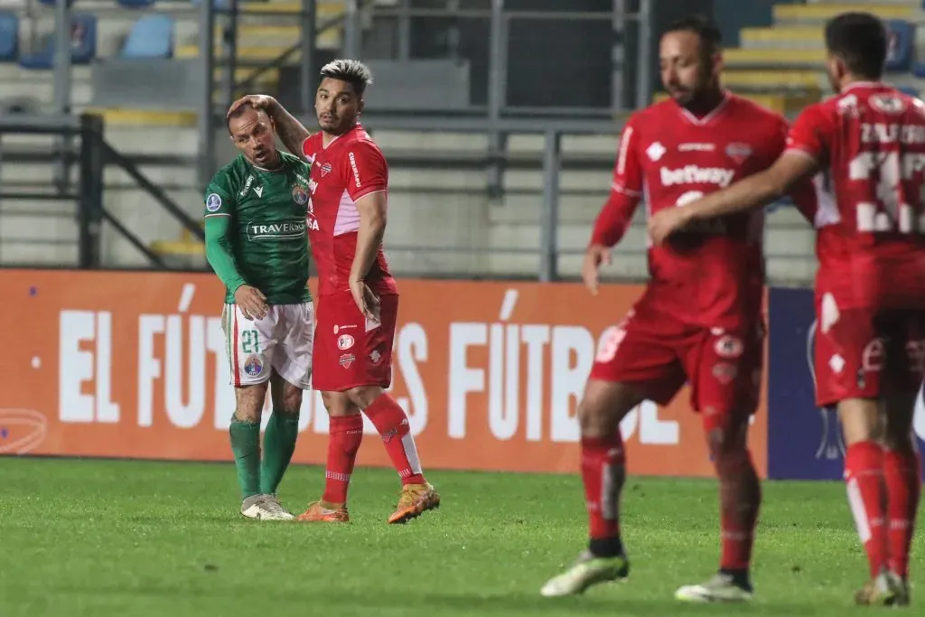 Lorenzo Reyes consuela a Marcelo Díaz tras la jugada del gol de Ñublense ante Audax Italiano. (Jorge Loyola/Photosport).