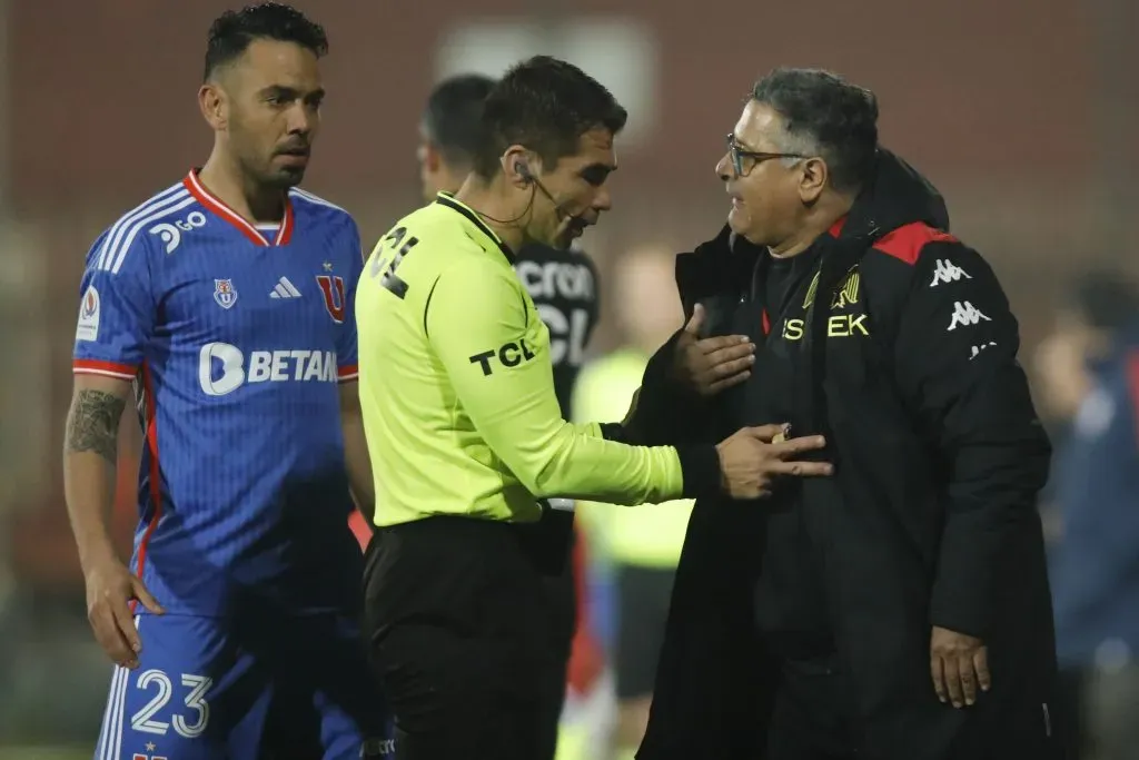 Ronald Fuentes no estuvo presente en la banca pero sí en el estadio, desde donde llamó a Roberto Tobar para quejarse del arbitraje. Foto: Photosport.