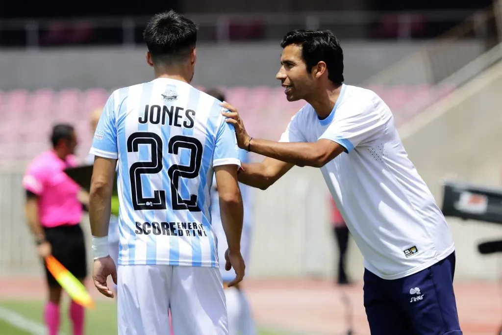 Nicolás Núñez le da indicaciones a Thomas Jones, volante de Magallanes. (Javier Salvo/Photosport).