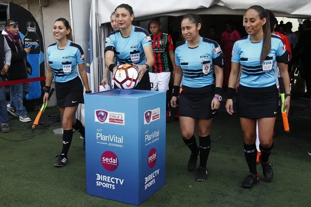 La polémica de las árbitras terminó de la peor forma para las protagonistas. Foto: Felipe Zanca/Photosport