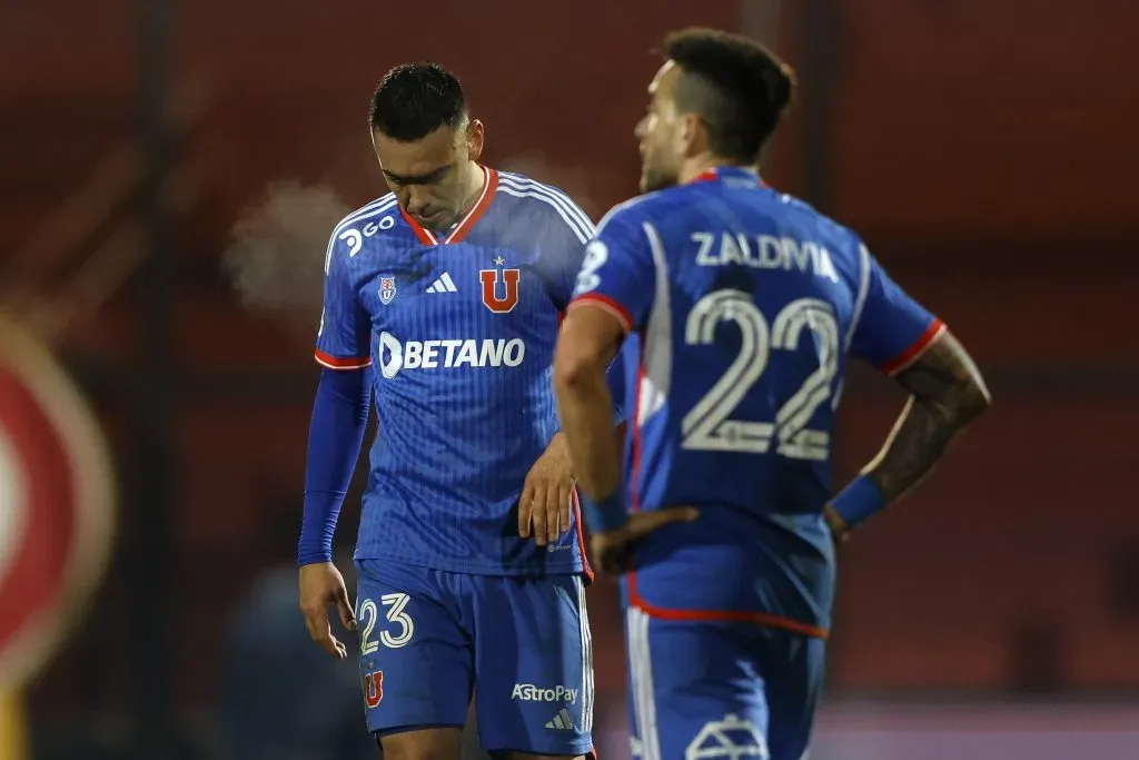 Nery Domínguez y Matías Zaldivia se lamentan tras la derrota de la U ante Palestino. (Felipe Zanca/Photosport).