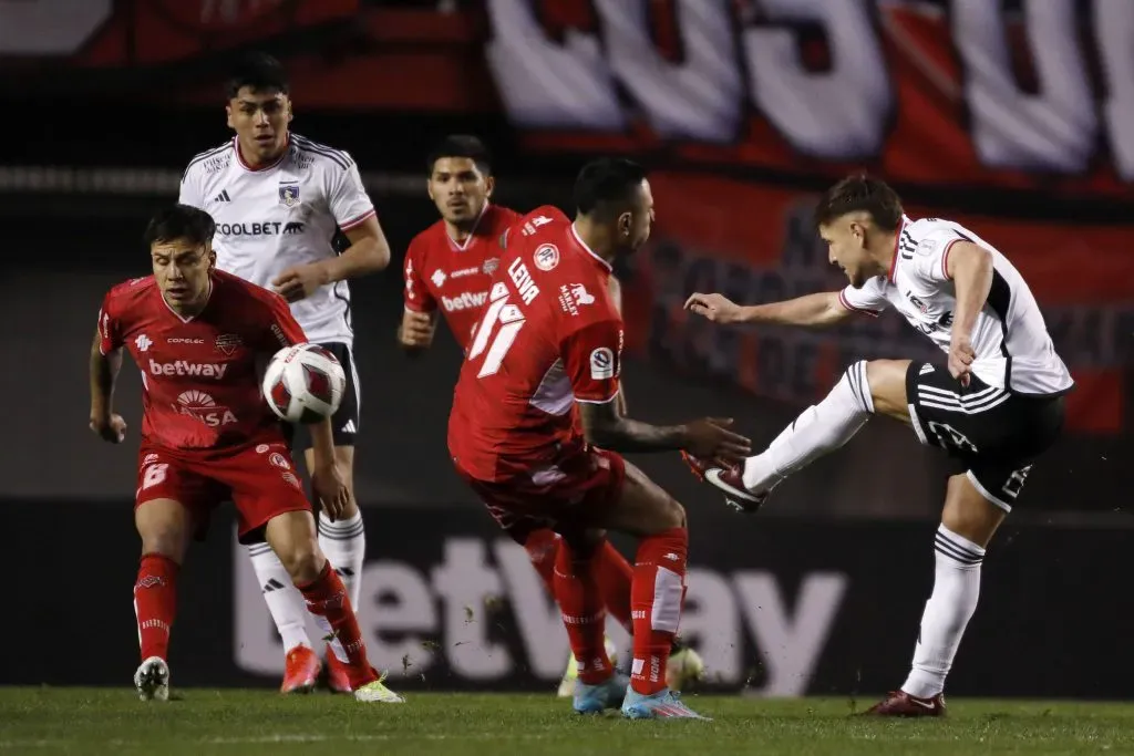 Colo Colo y Ñublense animaron un ajustado partido en Chillán, el que mueve la tabla de posiciones del Campeonato Nacional. Foto: Photosport.