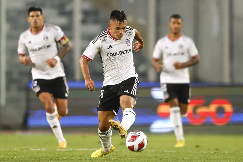 Claudio Borghi aseguró que Vicente Pizarro puede jugar como enlace en Colo Colo. Foto: Photosport.