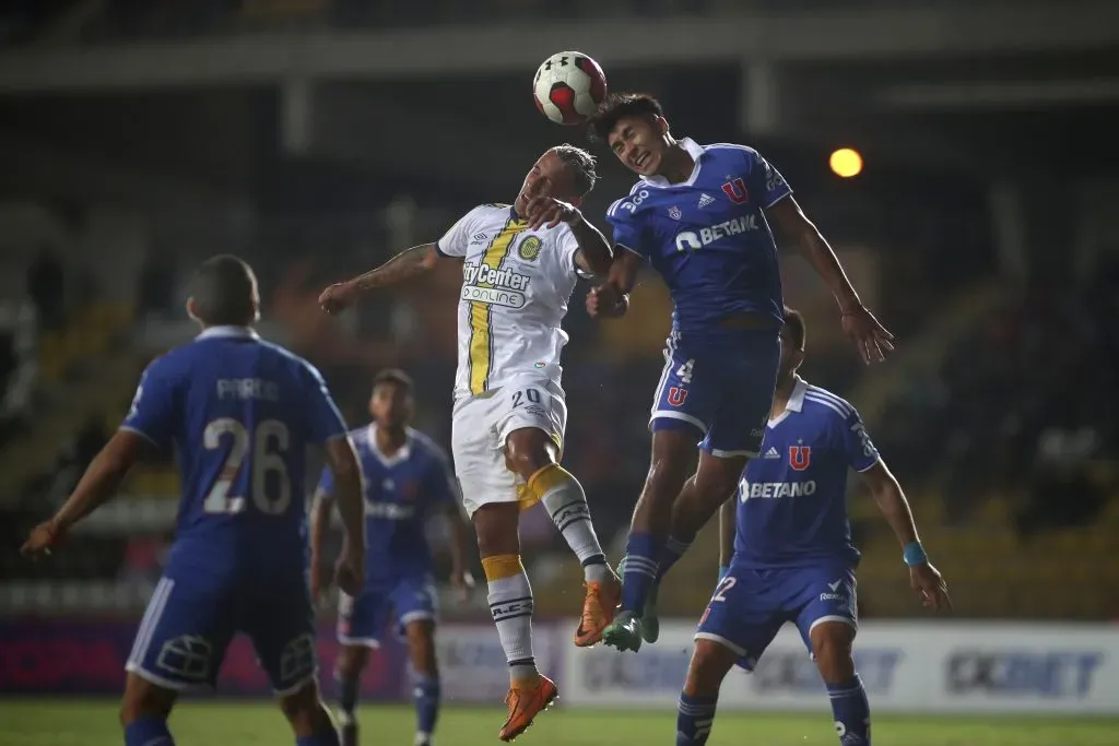 Jhonatan Candia lucha un balón aéreo con José Castro en un amistoso entre Rosario Central y Universidad de Chile. (Hernan Contreras/Photosport).