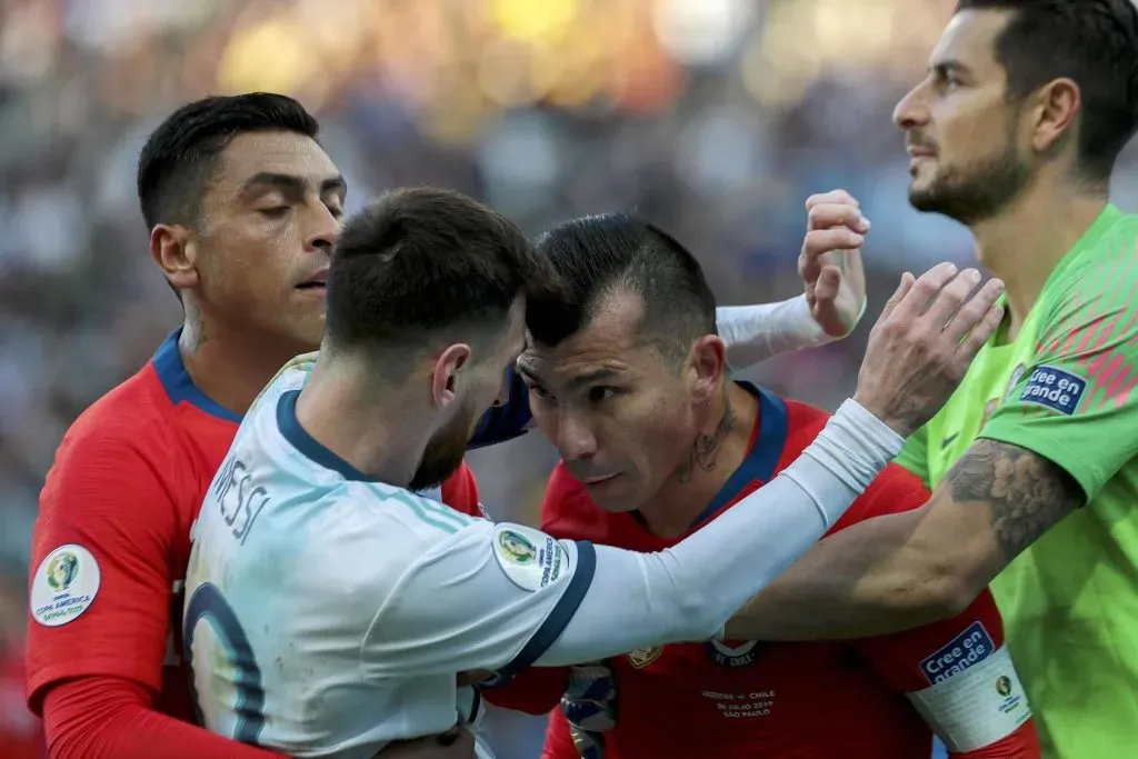 Messi y Medel pelearon en la Copa América 2019 (Photosport)