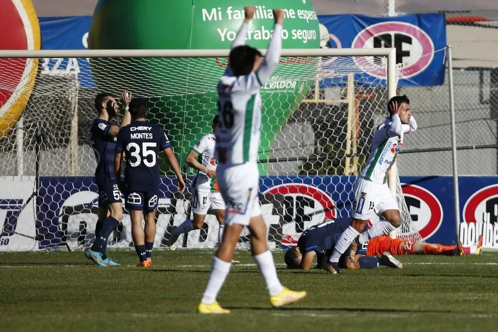 Cristhofer Mesías celebró así su gol en El Cobre ante la UC. (Javier Salvo/Photosport).