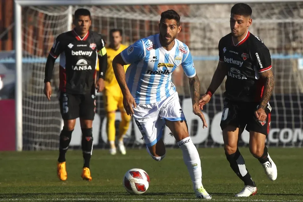 Joaquín Larrivey en acción en el duelo entre Magallanes y Ñublense. Marcó el 1-1 definitivo. (Jonnathan Oyarzún/Photosport).