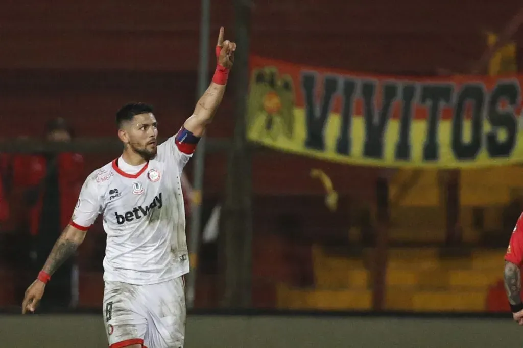 Lucas Passerini festeja un gol que le anotó a Unión Española, uno de los siete que registra en el Campeonato Nacional 2023. (Dragomir Yankovic/Photosport).
