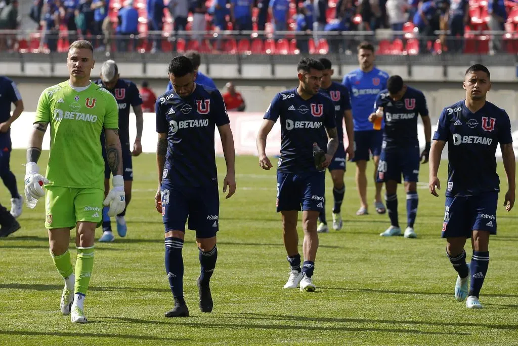 La U salió así de la cancha en el estadio Nicolás Chahuán Nazar: cayó por 2-1 ante Magallanes en la 19° fecha del Campeonato Nacional 2023. (Sebastián Cisternas/Photosport).