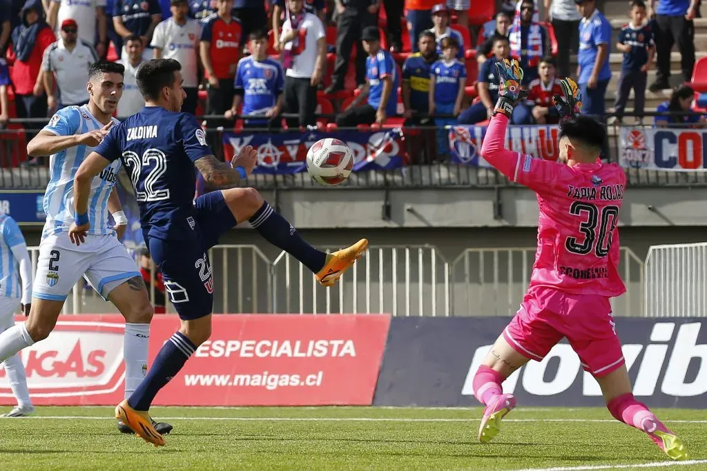 El momento del choque de Zaldivia, quien terminó lesionado. Foto: Sebastian Cisternas/Photosport