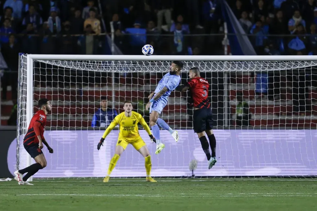 El gran salto de Ronnie Fernández para el segundo gol del Bolívar. Foto: Gaston Brito Miserocchi/Getty Images