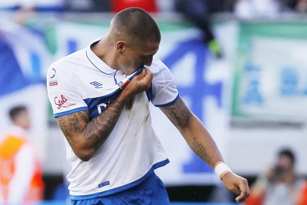 Nicolás Castillo volverá a la UC, pero Marcelo Barticciotto le pidió mejorar algo fuera antes de ello. Foto: Photosport.