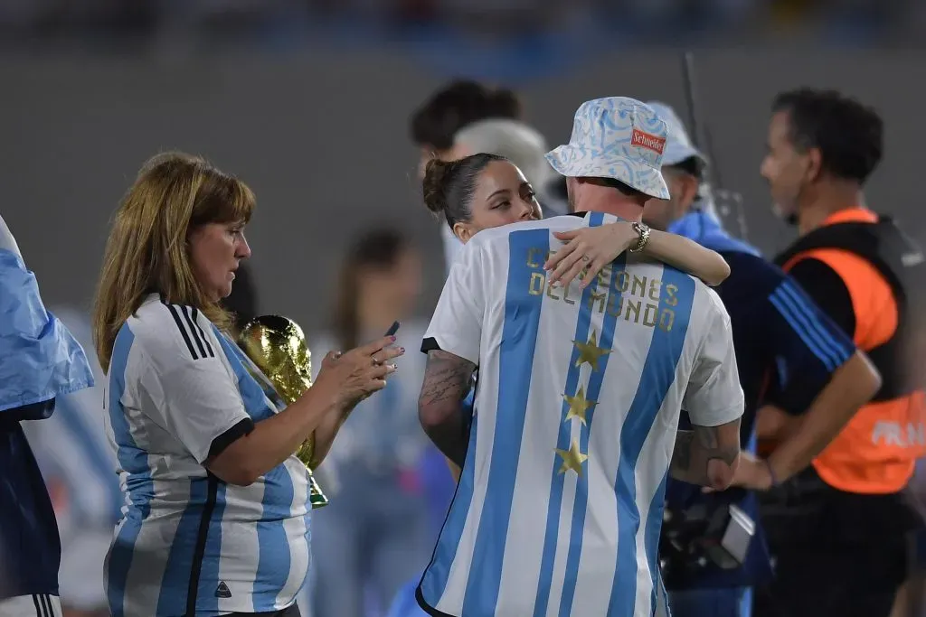 La celebración de la pareja con la copa del mundo. Foto: Marcelo Endelli/Getty Images.
