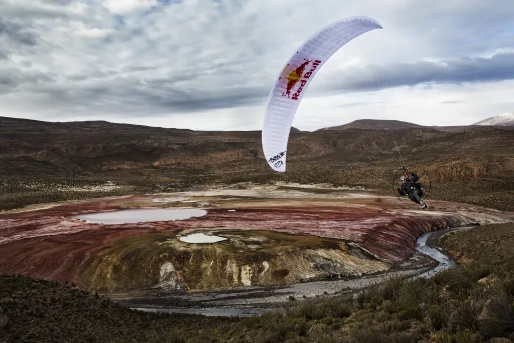 Victor Carreradeslumbrando en Laguna Roja, Iquique, Chile. Foto: Alfred Jürgen Westermeyer – Red Bull Content Pool.