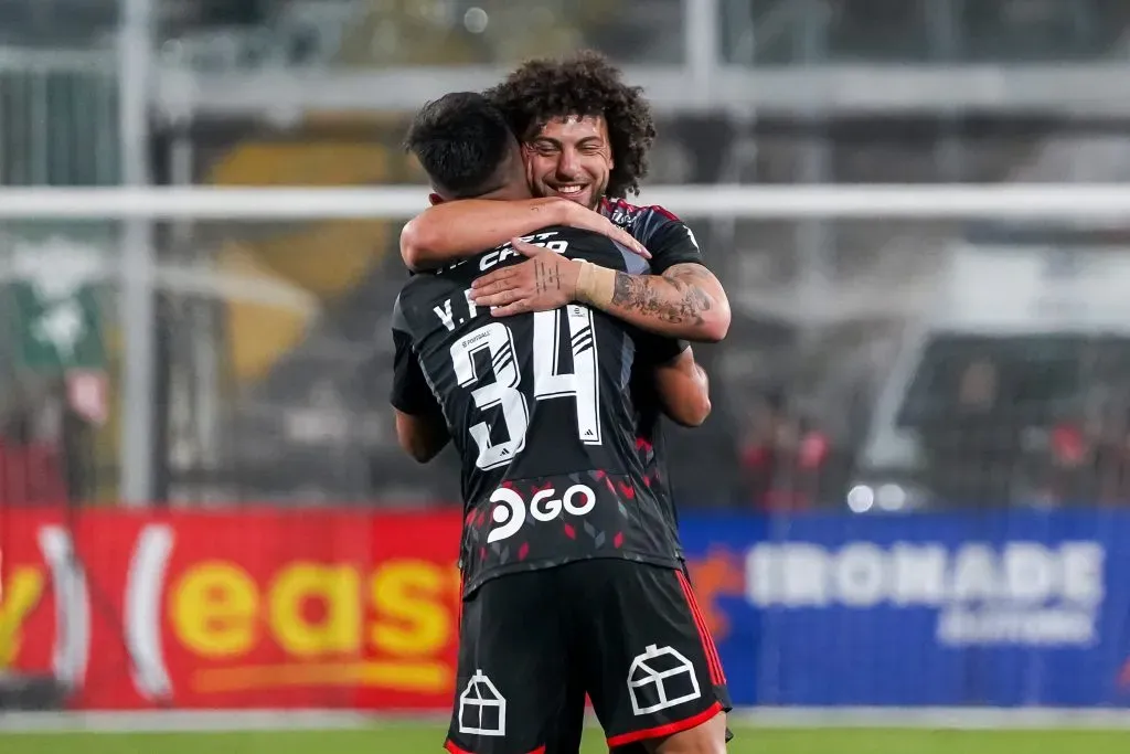 Peluca Falcón y Vicho Pizarro fundidos en un abrazo. (Foto: Guille Salazar/RedGol).