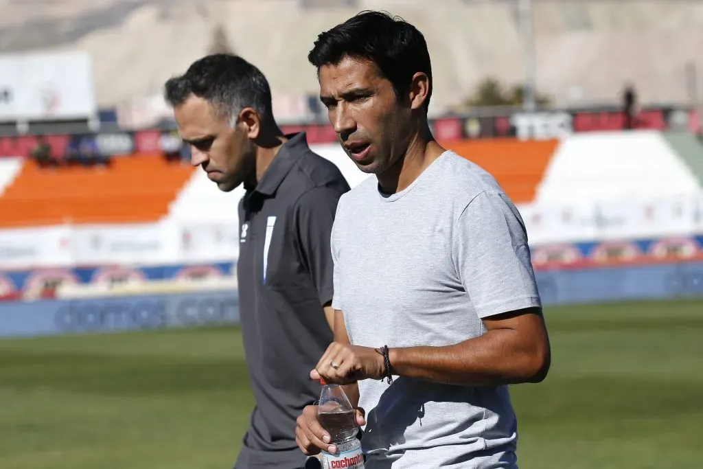 Nicolás Núñez junto a su asistente, Nilo Carretero. (Javier Salvo/Photosport).