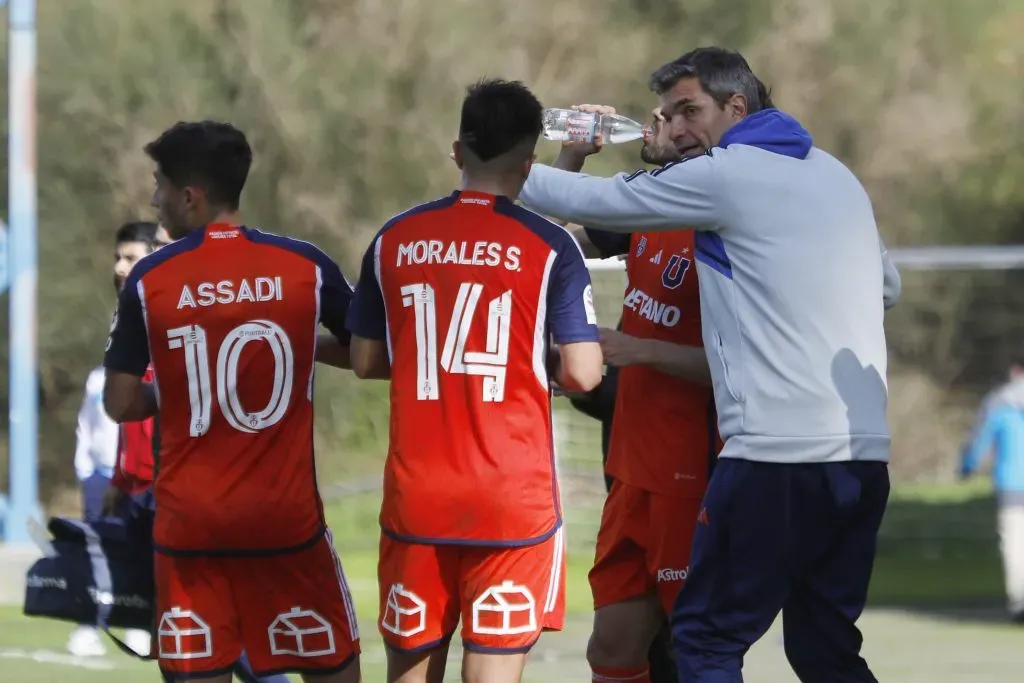 Pellegrino con los jóvenes del plantel de la U. Foto: Eduardo Fortes/Photosport