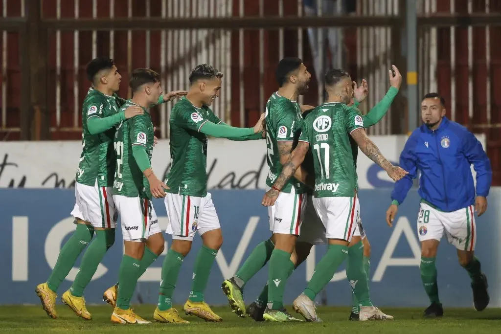 Audax Italiano derrotó a Universidad Católica y dejó en llamas la tabla de posiciones. Foto: Photosport.