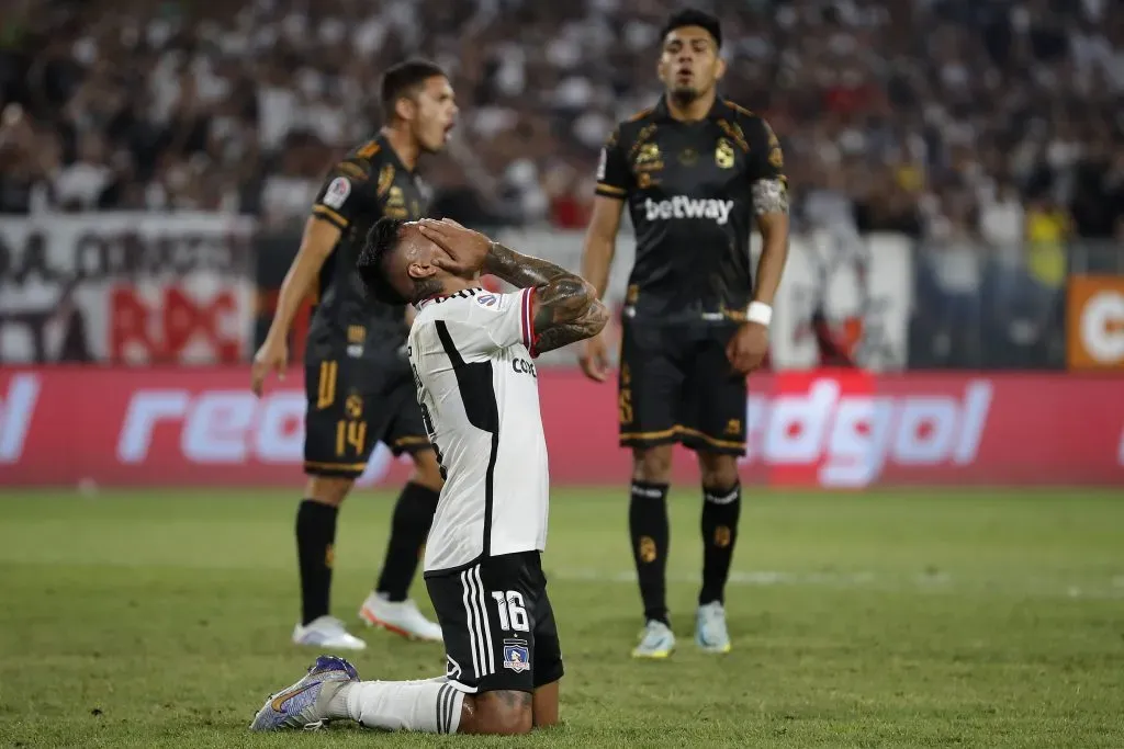 Darío Lezcano se lamenta en la derrota de Colo Colo vs. Coquimbo Unido. El paraguayo le anotó un gol a los Piratas ese día. (Felipe Zanca/Photosport).