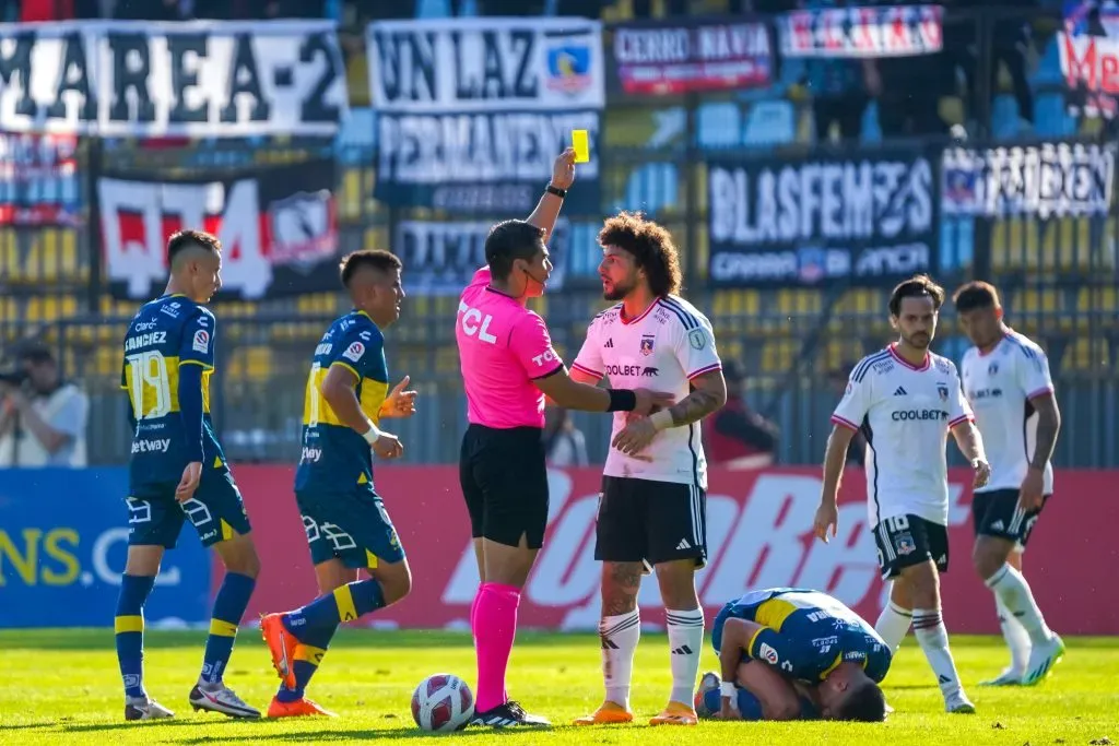 Maximiliano Falcón recibió tarjeta amarilla por el foul sobre el argentino Leonardo Sequeira. No quedó conforme con la decisión. (Guille Salazar/RedGol).