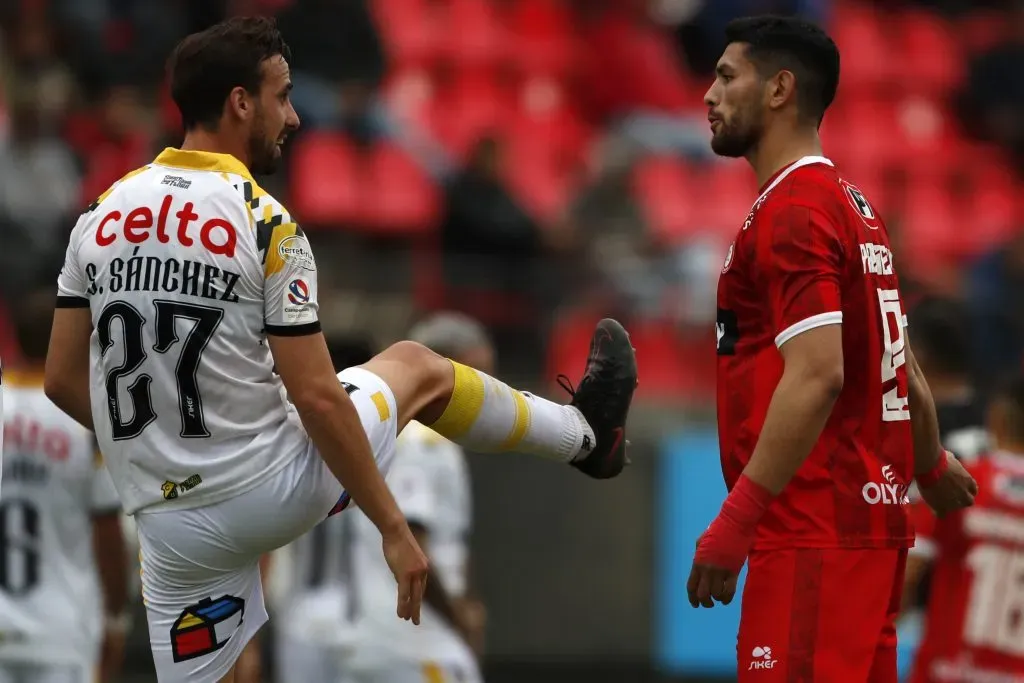 Lucas Passerini y el argentino Salvador Sánchez en un partido entre Coquimbo Unido y Unión La Calera. (Andres Piña/Photosport).