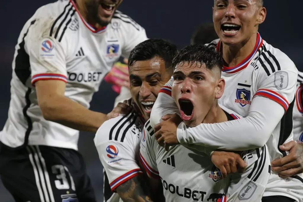 Darío Lezcano y Carlos Palacios gritan el gol del triunfo de Colo Colo ante Deportivo Cali. (Dragomir Yankovic/Photosport).