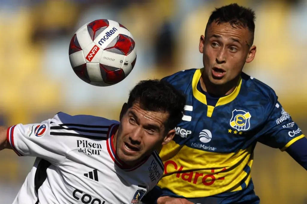 César Fuentes lucha un balón con el mexicano Luis Montes en el duelo entre Colo Colo y Everton. (Andrés Piña/Photosport).