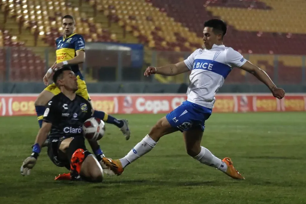 El arquero Claudio González fue clave para que Everton llevara el partido a penales ante Universidad Católica. Foto: Photosport.